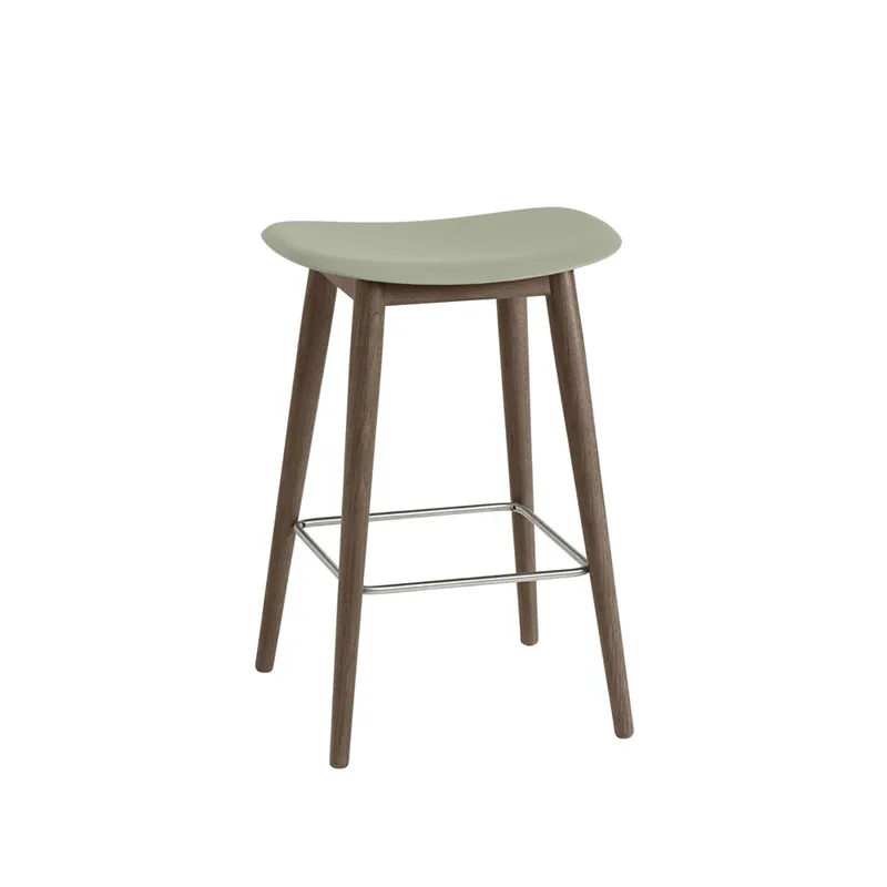 Fiber Bar Stuhl 75 cm Dusty green, dunklebraun gebeizte Beine von Muuto – Produktfoto