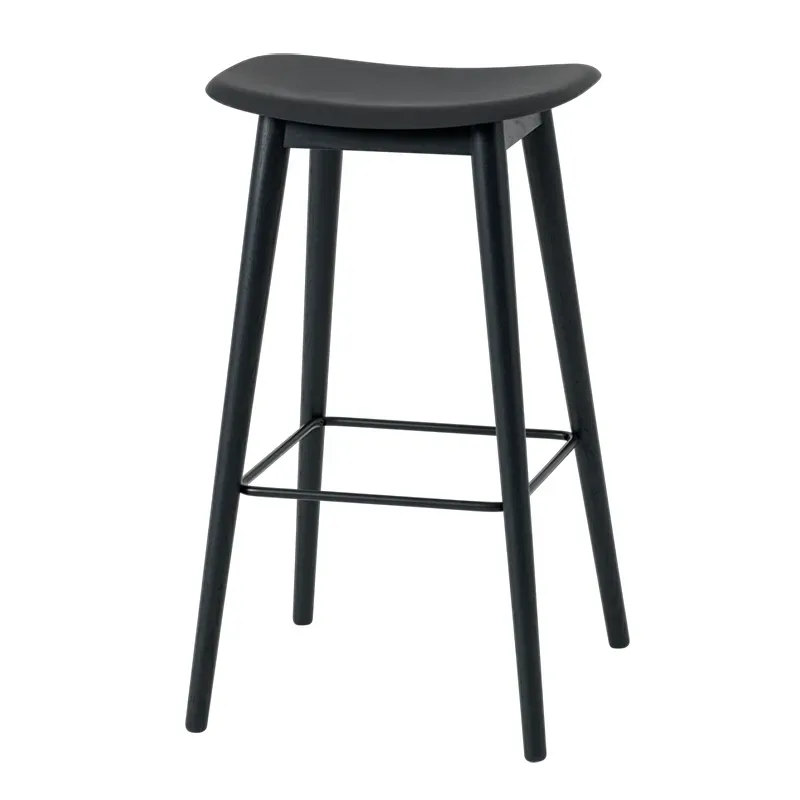 Fiber Barhocker hoch Wood Base - 75 cm - Black/Anthracite Black von Muuto – Produktfoto