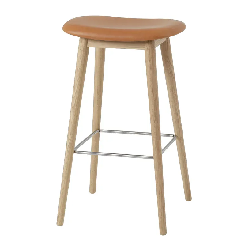 Fiber Barhocker hoch Wood Base - 75 cm - Refine Leather Cognac Oak von Muuto – Produktfoto