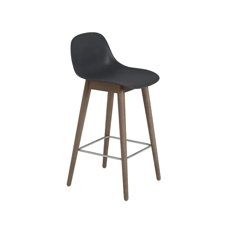 Fiber Barstuhl mit Rückenlehne 65 cm Black-dunklebraun gebeizte Beine van Muuto – productfoto