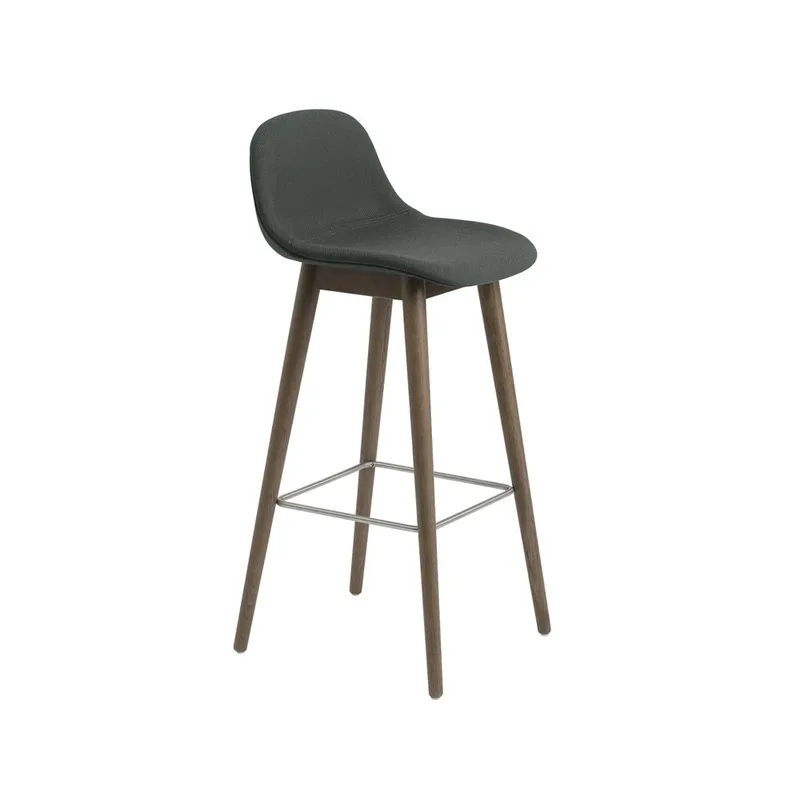 Fiber Barstuhl mit Rückenlehne 65 cm Stoff twill weave 990 dark green-Braun gebeizte Eichenholzbeine de Muuto – photo du produit
