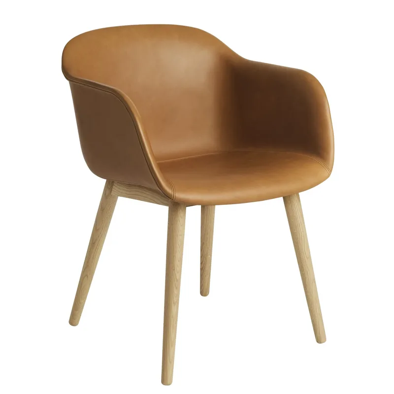 Fiber Chair Stuhl mit Armlehnen und Holzbeinen Cognac leather-oak von Muuto – Produktfoto