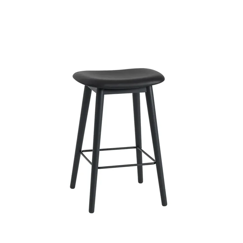 Fiber counter Stuhl 65 cm Leder black, Schwarze Beine von Muuto – Produktfoto