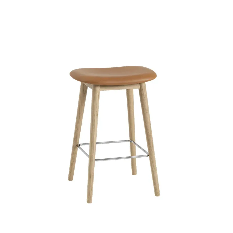 Fiber counter Stuhl 65 cm Leder cognac, Eichenholzbeine von Muuto – Produktfoto