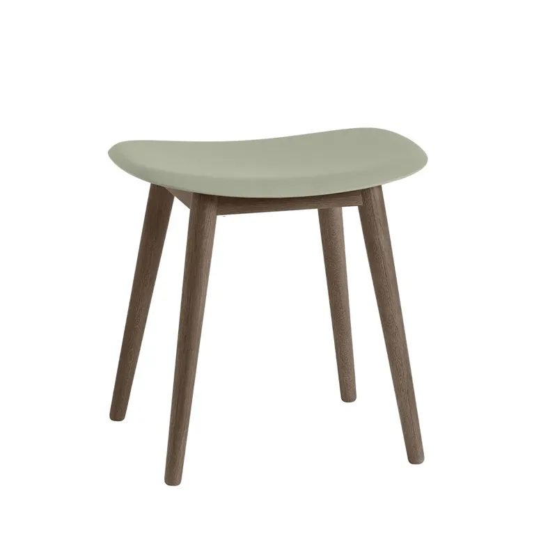 Fiber Hocker Dusty green, dunklebraun gebeizte Holzbeine von Muuto – Produktfoto