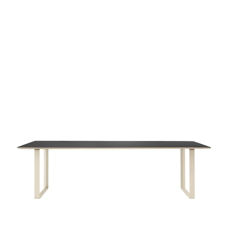 Muuto 70/70 Esstisch 255 x 108cm Black linoleum-Plywood-Sand från Muuto – produktbild