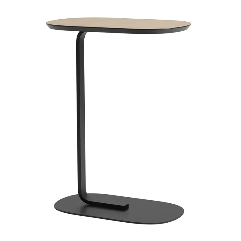 Relate Beistelltisch 73,5 cm - Oak Laminate/Black von Muuto – Produktfoto