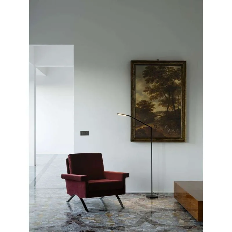 Untitled Reading Linear vloerlamp, zwart - Nemo Lighting - Woonkamer - Aluminium von Nemo Lighting – Produktfoto