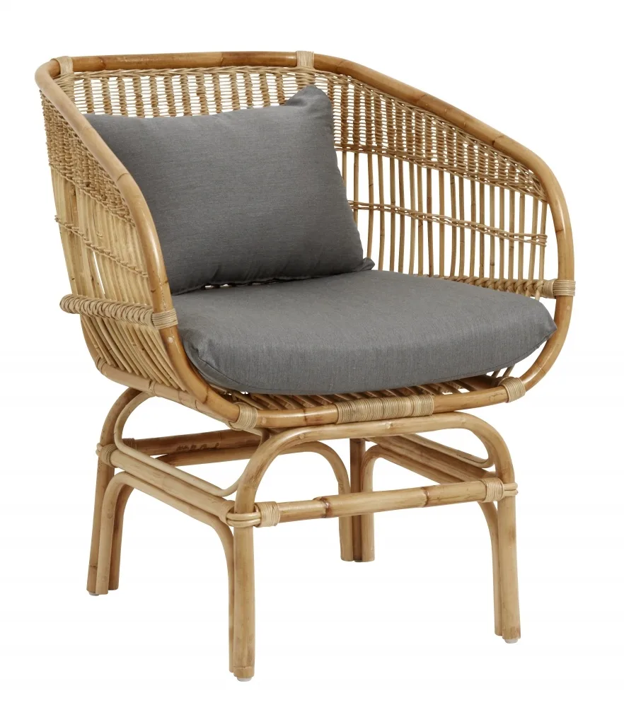 Rotan armstoel met grijs kussen van Nordal – productfoto