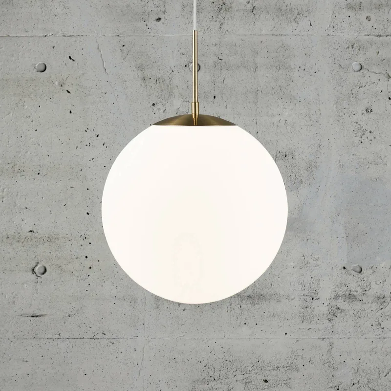Grant hanglamp in messing met glazen bol Ø 35cm von Nordlux in Wit, messing – Produktfoto