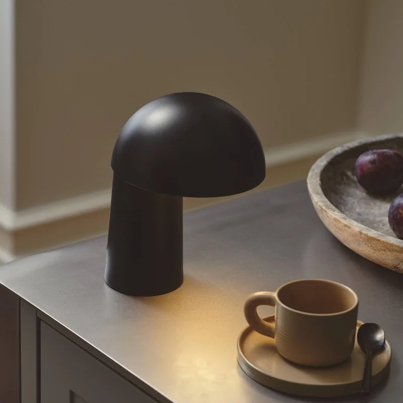 LED-batterijlamp Faye Portable, dimbaar, USB fra Nordlux i Sort – produktbillede 2 af 4