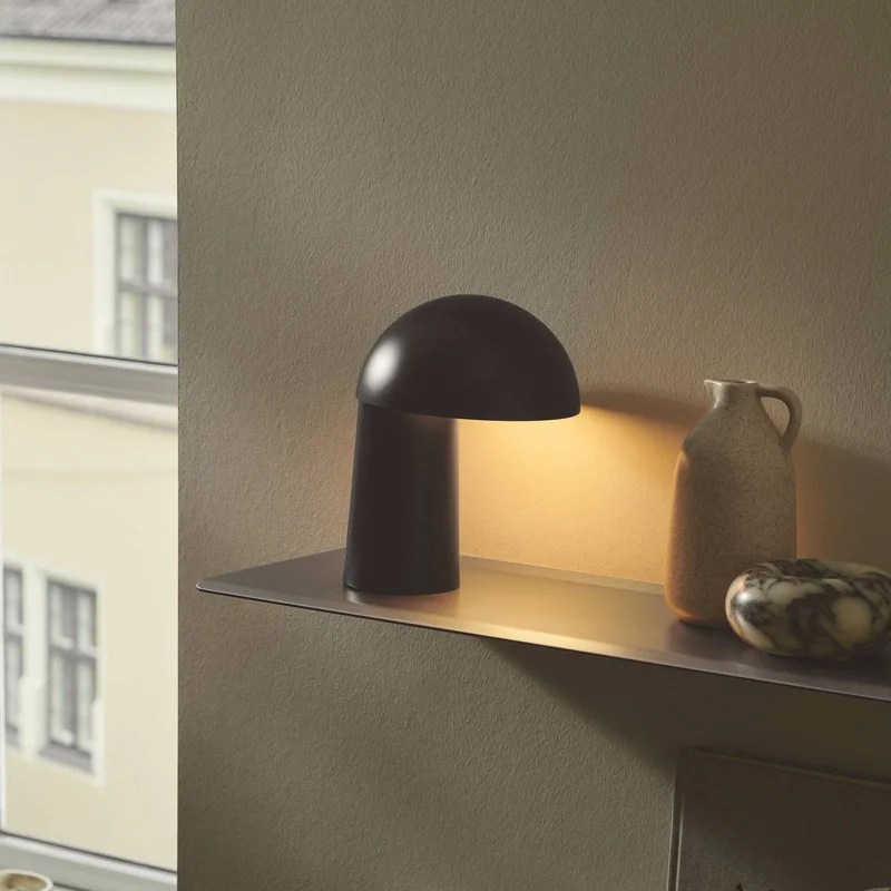 LED-batterijlamp Faye Portable, dimbaar, USB fra Nordlux i Sort – produktbillede 3 af 4