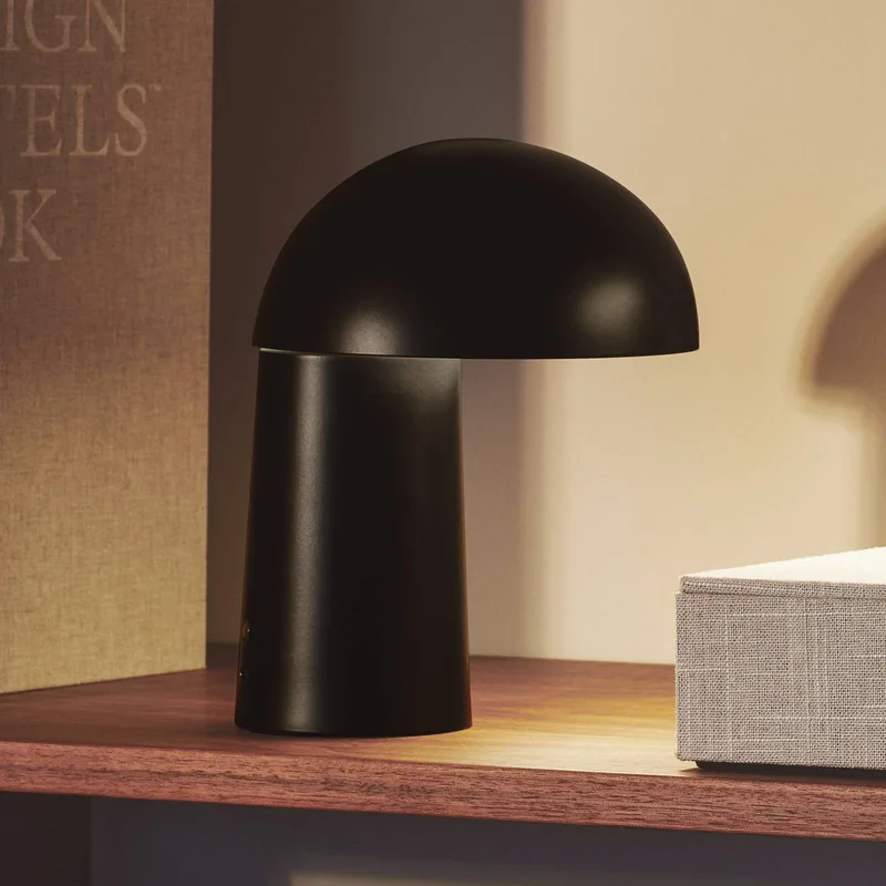 LED-batterijlamp Faye Portable, dimbaar, USB fra Nordlux i Sort – produktbillede 1 af 4
