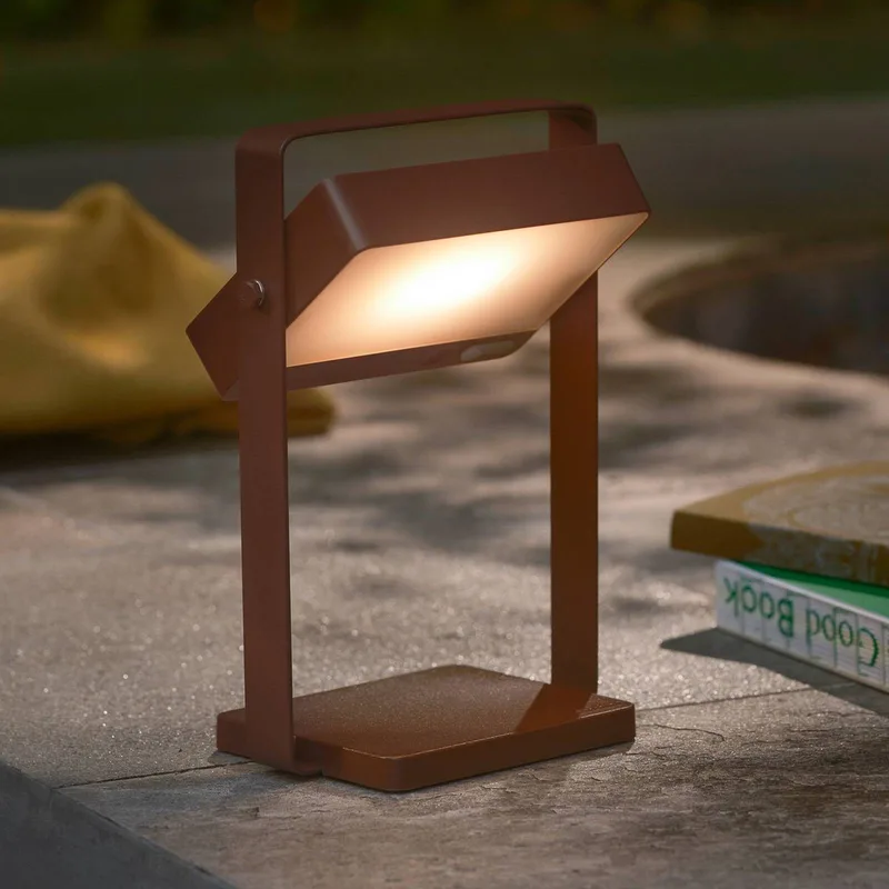 Saulio LED tafellamp op zonne-energie, IP44, aluminium, USB, accu by Nordlux in Bruin – product photo