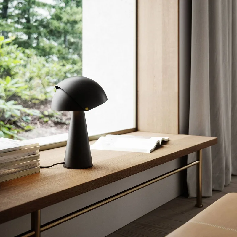 Align bordlampe med vippeskærm, sort fra Nordlux i Sort, Messing – produktbillede