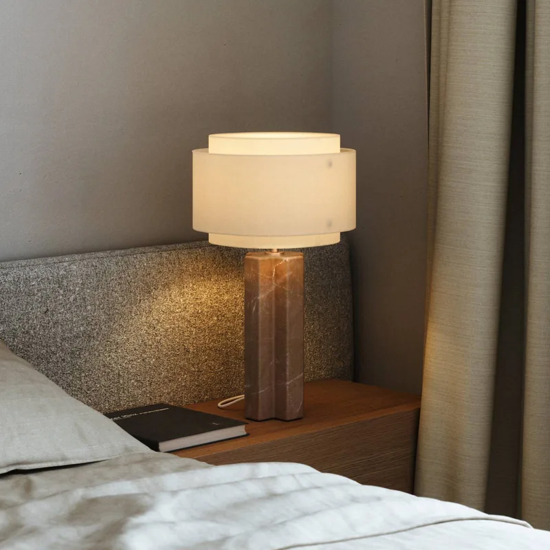 Takai-bordlampe i tekstil og marmor fra Nordlux i Beige, Grijs gemarmerd – produktbillede