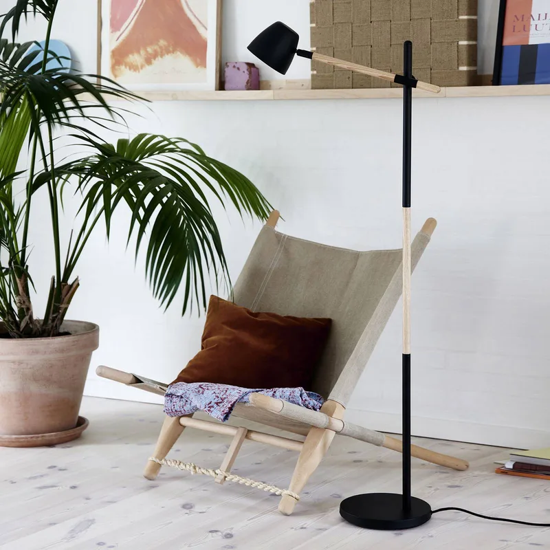 Vloerlamp Theo, van essenhout van Nordlux in Zwart, licht hout – productfoto