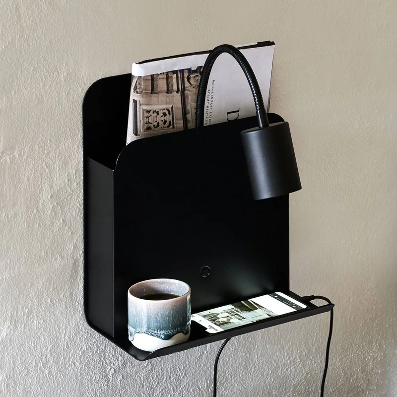 Wandlamp Roomi met legbord en USB von Nordlux in Zwart – Produktfoto