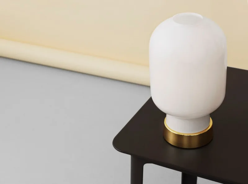 Amp Tafellamp Wit/Geelkoper - Normann Copenhagen - Woonkamer - Glas by Normann Copenhagen – product photo