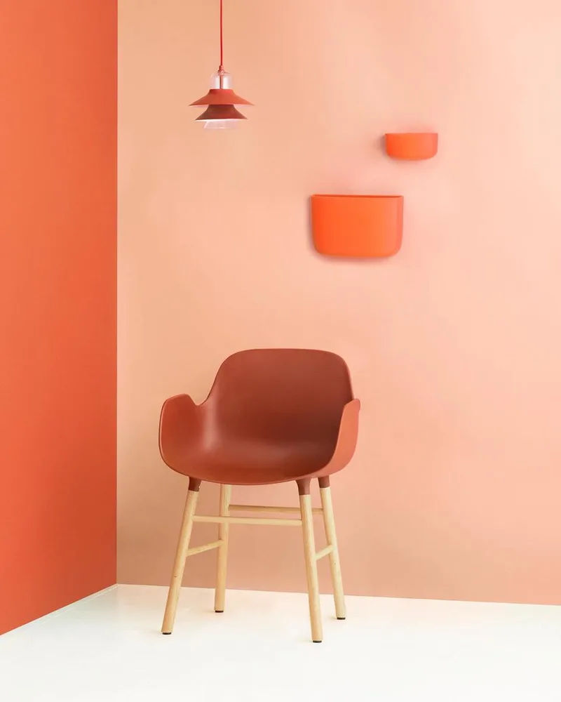 Form Armchair - Stoel - met walnoten onderstel van Normann Copenhagen in Blauw – productfoto