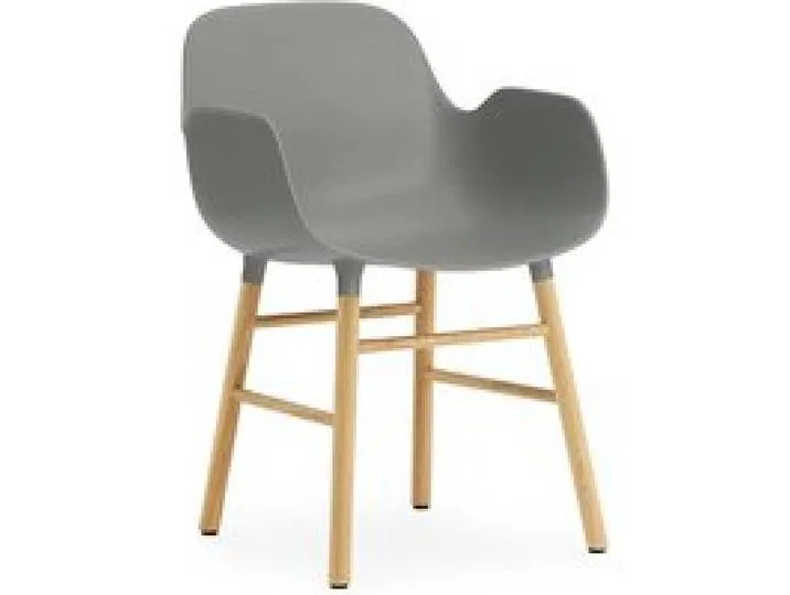 Form Armlehnstuhl mit Holzgestell von Normann Copenhagen – Produktfoto