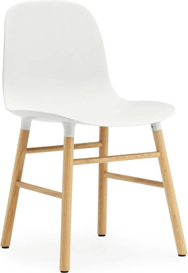 Form Chair - Stoel - met eiken onderstel van Normann Copenhagen in Wit – productfoto