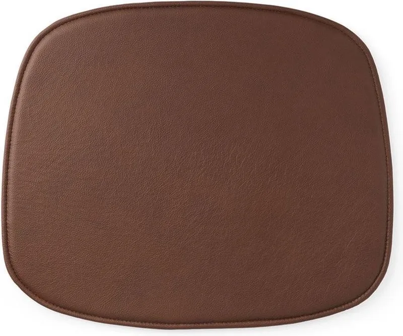 Form zitkussen leder brandy van Normann Copenhagen in Bruin – productfoto