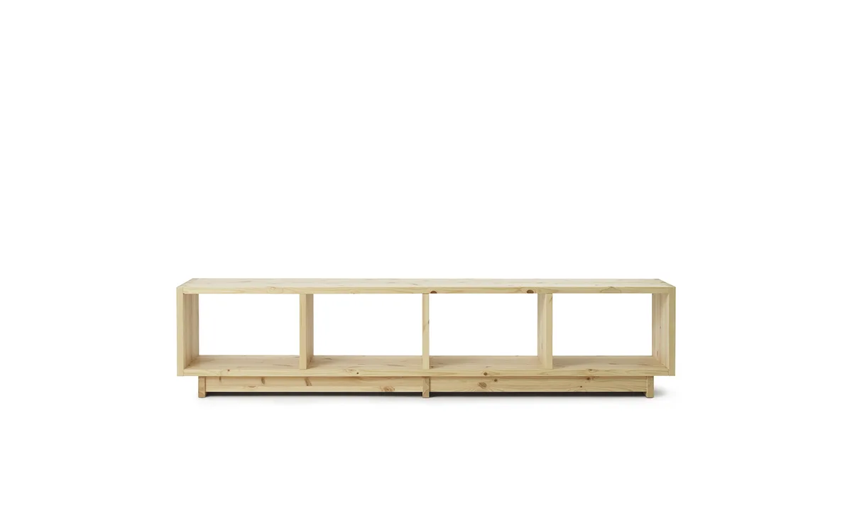 Fyr boekenkast laag pine van Normann Copenhagen – productfoto
