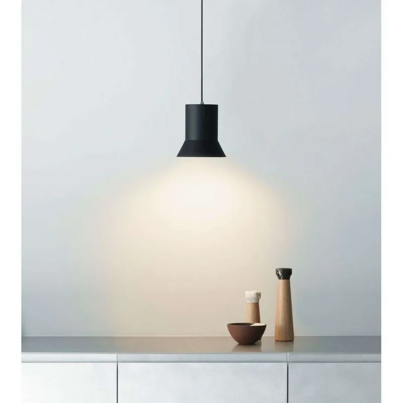 Hat Hanglamp Medium Black - Normann Copenhagen - Woonkamer - Aluminium von Normann Copenhagen – Produktfoto
