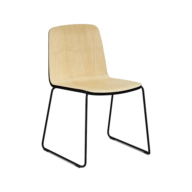Just Stuhl Esche, Furnier, Schwarze Kante, Schwarzes Metallgestell från Normann Copenhagen – produktbild