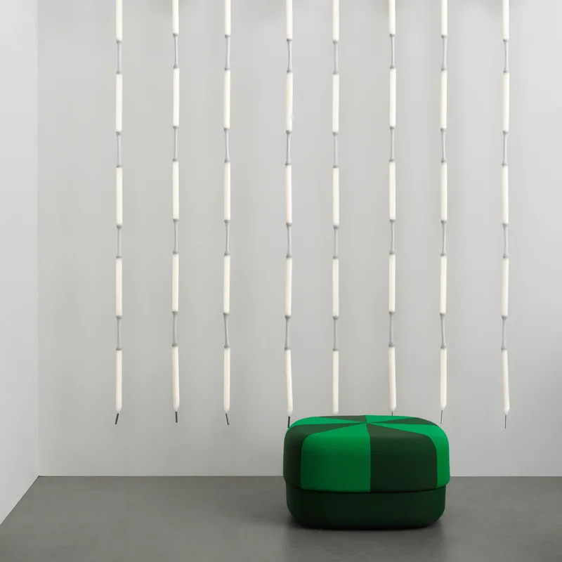 LED hanglamp Reb, 5-lamps, wit, lengte 283 cm, EU - Normann Copenhagen - Woonkamer - Modern - Kunststof - Meerdere lampen de Normann Copenhagen – photo du produit