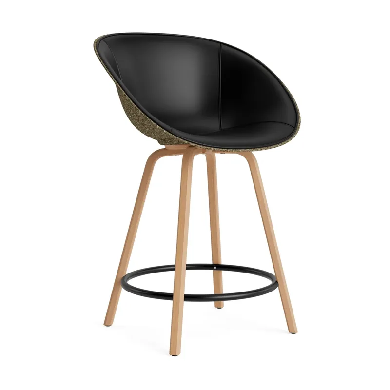 Mat Bar Armchair Armlehnstuhl mit Vorderpolsterung, 65 cm Ultra 41599-seaweed-beech-black steel från Normann Copenhagen – produktbild
