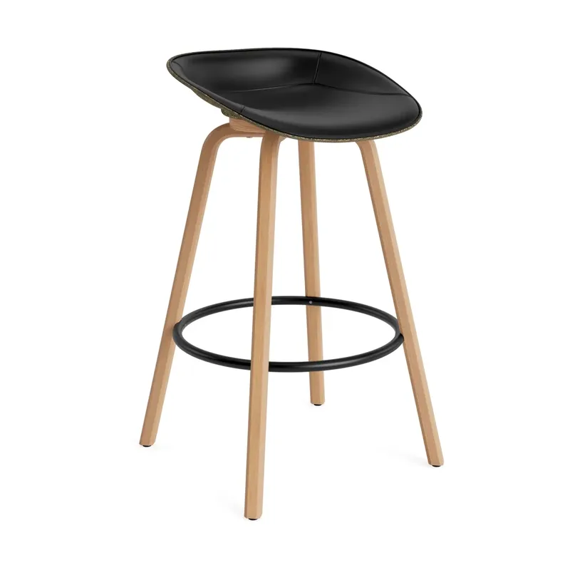 Mat Barstool Barhocker mit Vorderpolsterung, 75 cm Ultra 41599-seaweed-beech-black steel von Normann Copenhagen – Produktfoto