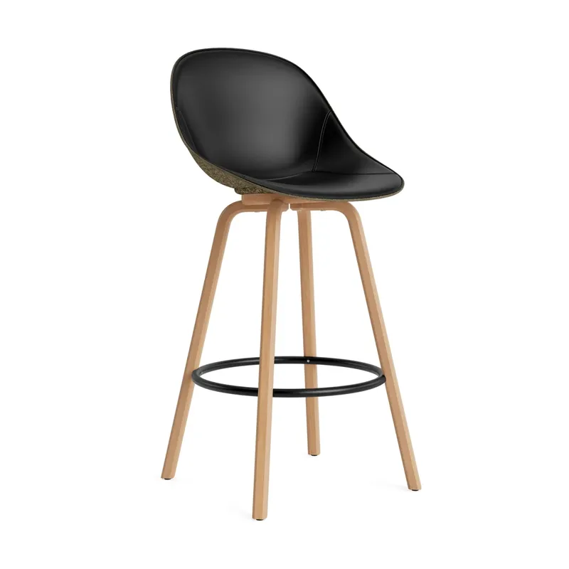 Mat Barstool Barhocker mit Vorderpolsterung, 75 cm Ultra 41599-seaweed-beech-black steel von Normann Copenhagen – Produktfoto