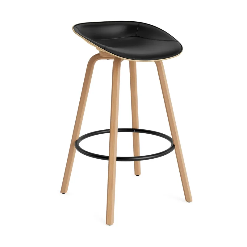 Mat Barstool Barhocker mit Vorderpolsterung, 75 cm Ultra 41599-hemp-beech-black steel från Normann Copenhagen – produktbild