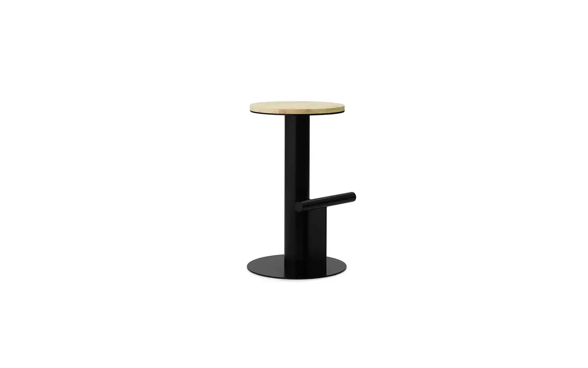 Pole barkruk 65cm pine/black van Normann Copenhagen – productfoto