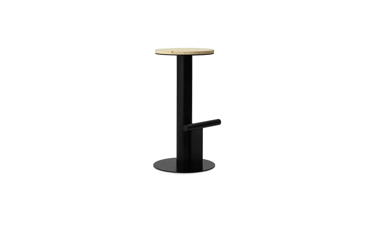 Pole barkruk 75cm pine/black van Normann Copenhagen – productfoto