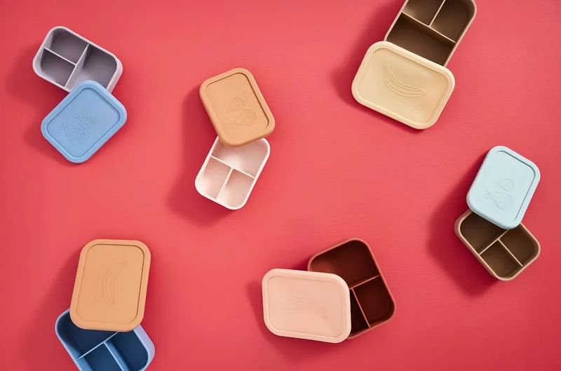 Yummy Brooddoos/Lunch box met indeling L - Camel/Yellow by OYOY Living Design in Rood – product photo