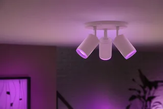 LED Deckenspot White & Color Ambiance Fugato 3er Aufbauspot, Abschaltautomatik, Bluetooth, CCT - über Fernbedienung, Dimmfunktion, Einschlafhilfe, Farbsteuerung, Farbwechsel, Memory, nach Trennung vom Netz, Nachtlichtfunktion, RGB, Smart Home, Timerfunktion, Weckerfunktion, dimmbar über de Philips Hue en Blanc – photo du produit 5 sur 5