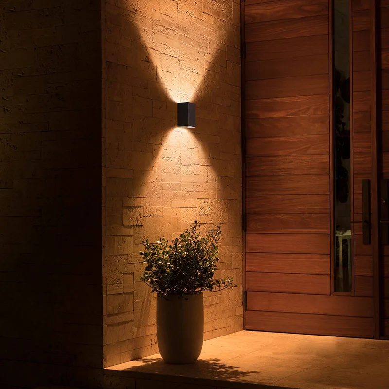 Resonate LED buiten wandlamp, RGBW från Philips Hue i Svart – produktbild 2 av 5