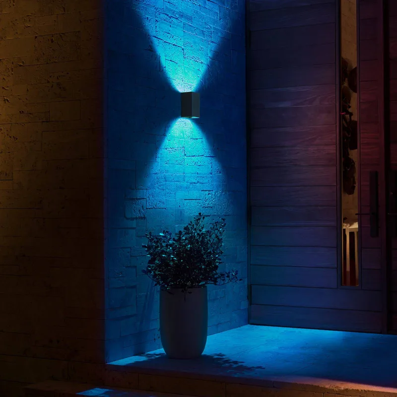 Resonate LED buiten wandlamp, RGBW från Philips Hue i Svart – produktbild 3 av 5