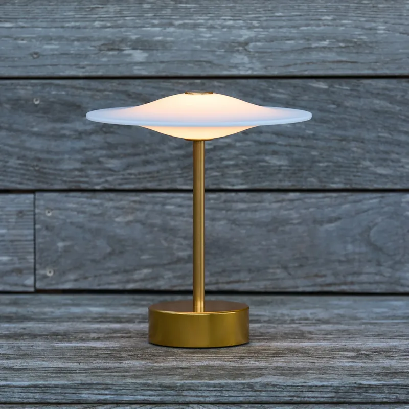 Sinus 22 draagbare LED tafellamp, messing, IP44 by Piet Hein – product photo