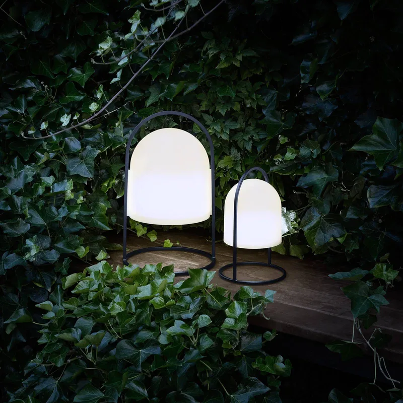 Eva Solo LED lamp op zonne-energie SunLight, 30 cm, IP65, dimbaar by PLEASE WAIT to be SEATED in Black, White – product photo 4 of 5