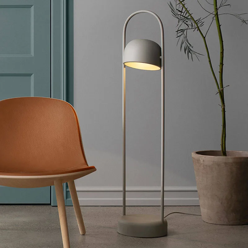 vloerlamp QUAY från PLEASE WAIT to be SEATED i Steengrijs – produktbild 1 av 4