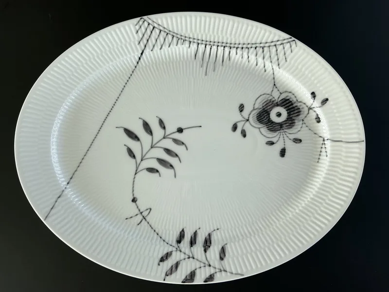 Black Fluted Mega Oval dish 34cm van Royal Copenhagen in Wit – productfoto