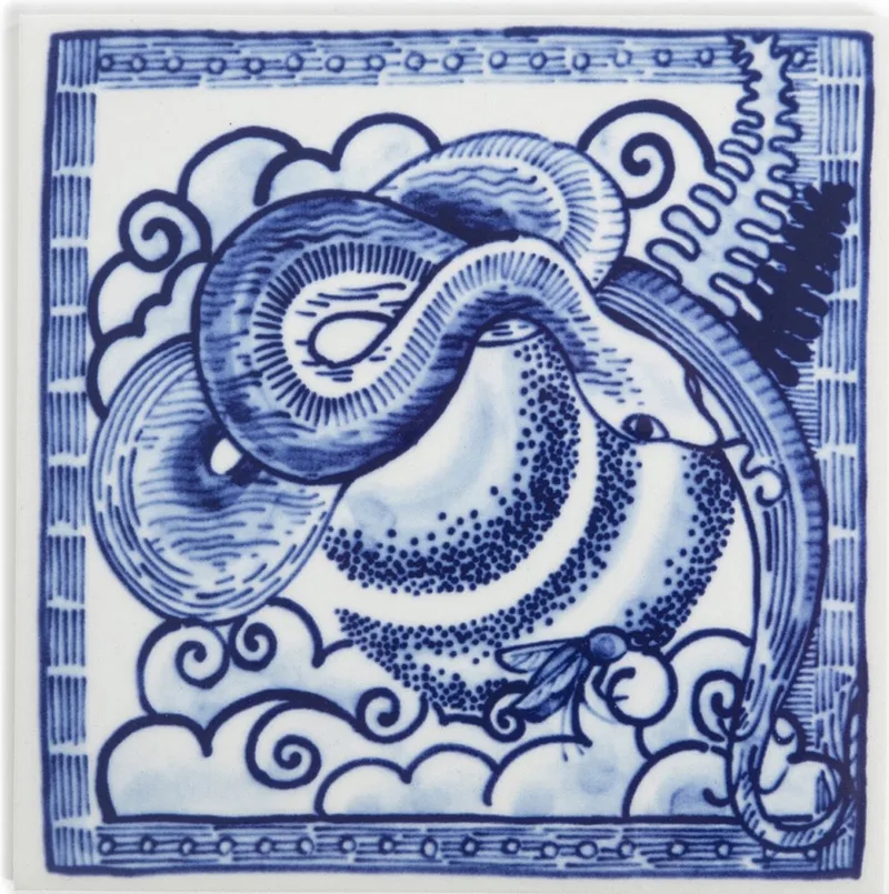 Moooi x Royal Delft tegel Extinct Animals - Queen Cobra från Royal Delft i Blå – produktbild