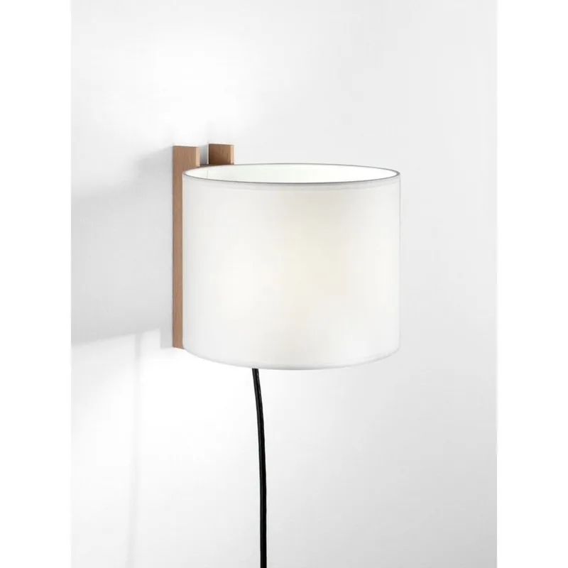 TMM Corto wandlamp met stekker, wit/beuken - Santa & Cole - Woonkamer - Hout från Santa & Cole – produktbild