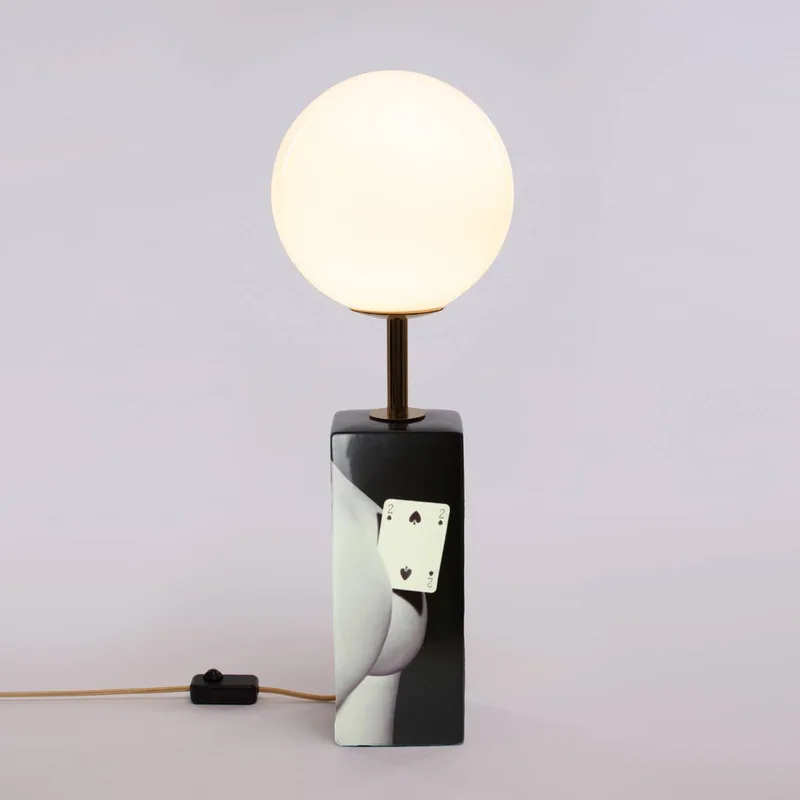LED tafellamp Toiletpaper met kaartenmotief von Seletti in Zwart, wit, opaal – Produktfoto