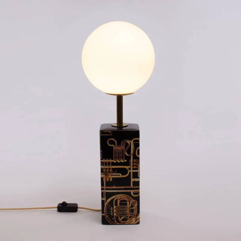 LED tafellamp Toiletpaper met trompetmotief by Seletti in Zwart, goud, opaal – product photo