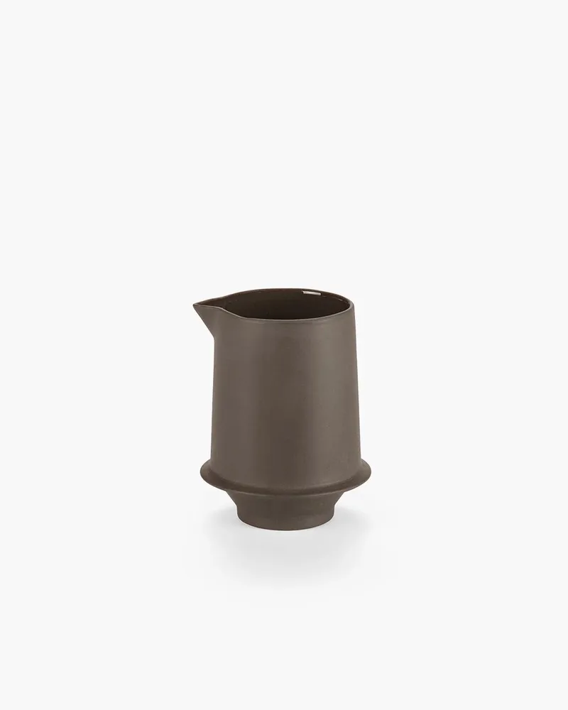 Kelly Wearstler Dune melkkan 8x7.6cm H9.9cm Slate (per stuk) by Serax in Donkerbruin – product photo